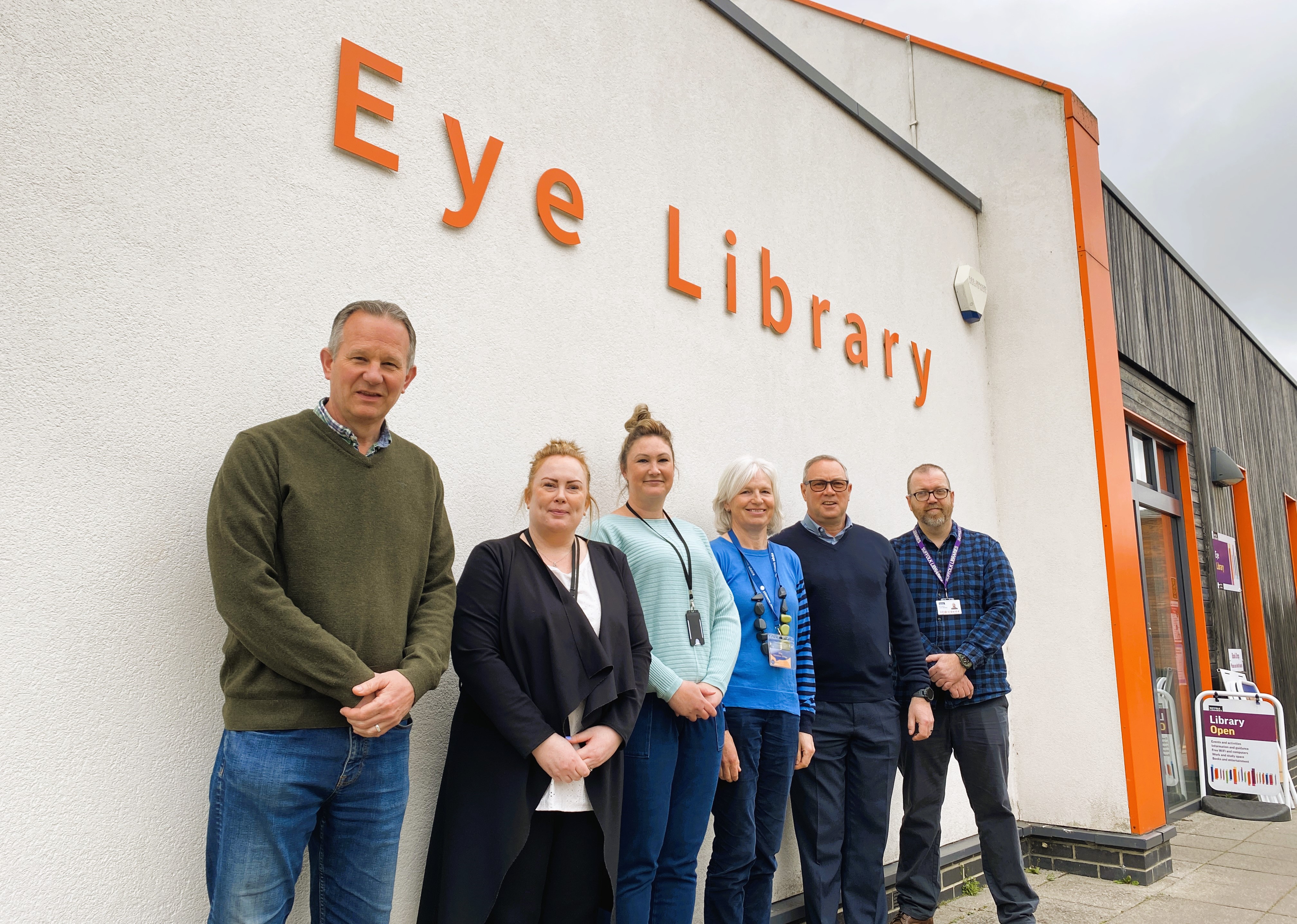 Cllr Andy Mellen, council staff, Mid Suffolk Citizens Advice staff, Simon Clifton and Neil Holmes stand outside Eye Library on CAP opening day